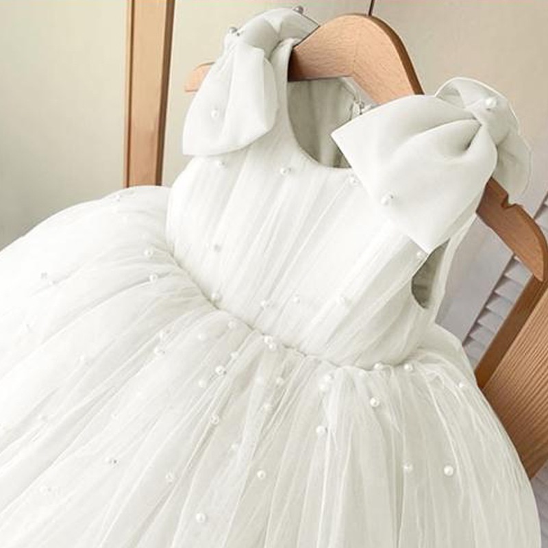 Vestido blanco sin mangas con lazo de perlas de princesa