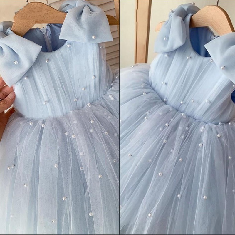 Vestido azul sin mangas con lazo de perlas princesa