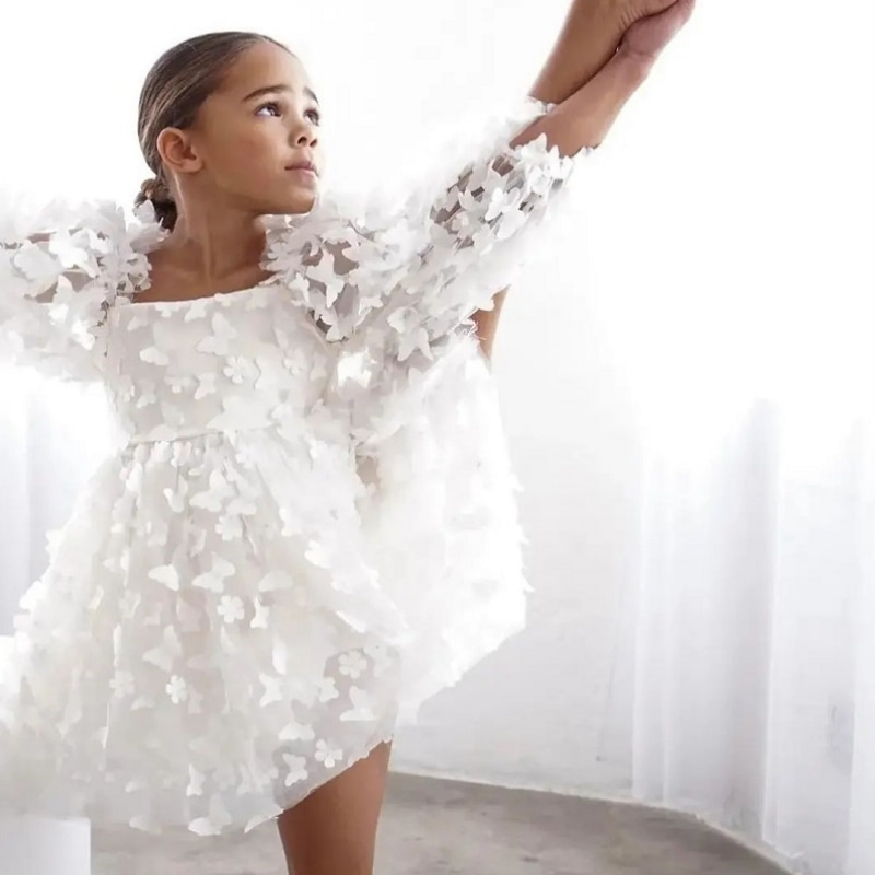 Vestido blanco con mangas abullonadas y tutú de mariposa