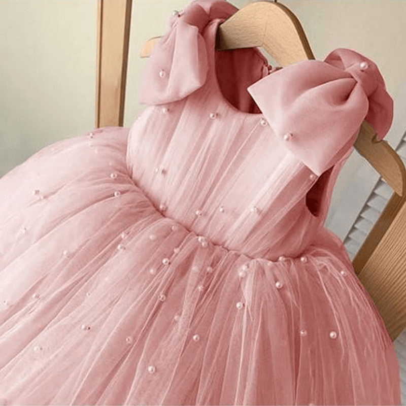 Vestido sin mangas con lazo de princesa y perlas