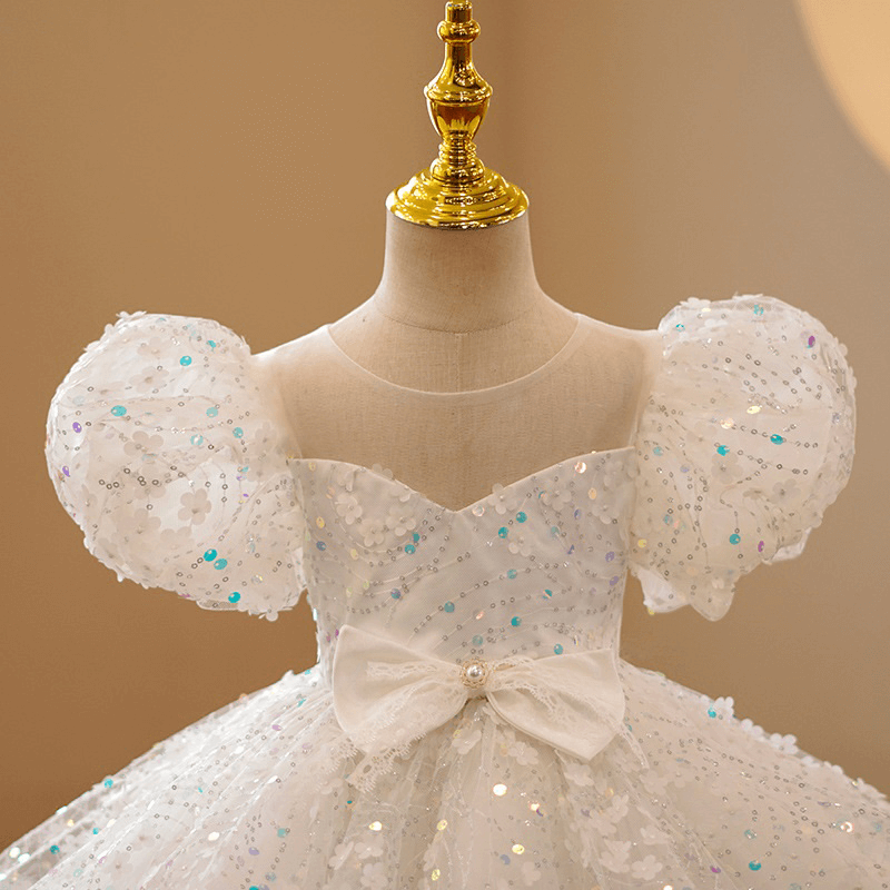 Vestido de princesa con mangas abullonadas y lentejuelas