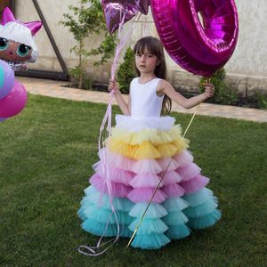 Vestido largo con capas de arcoíris