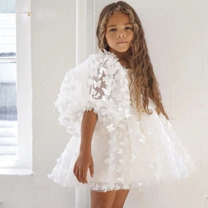 Vestido blanco con mangas abullonadas y tutú de mariposa