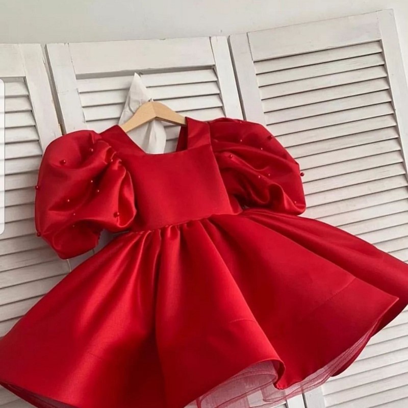 Vestido rojo princesa con mangas abullonadas y perlas