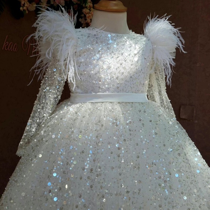 Vestido de lentejuelas con mangas de plumas