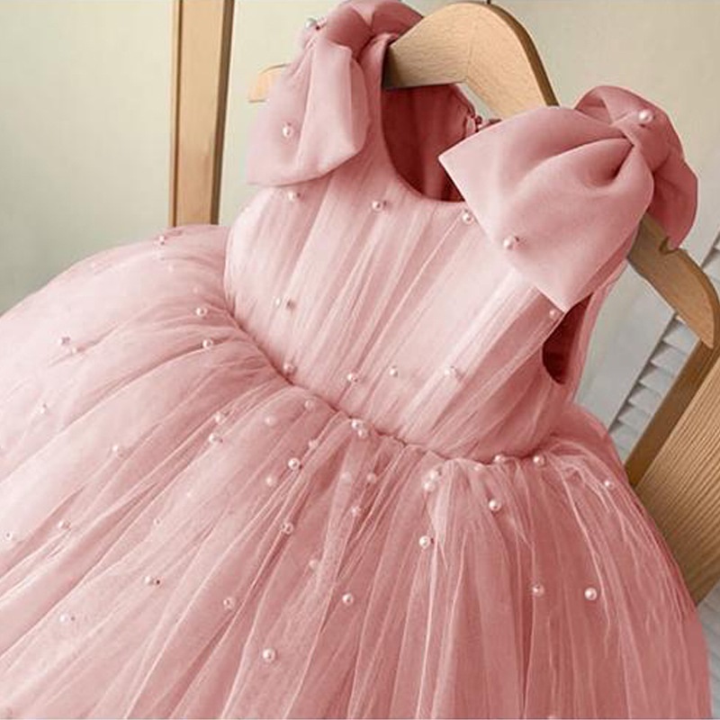 Vestido rosa sin mangas con lazo de perlas de princesa