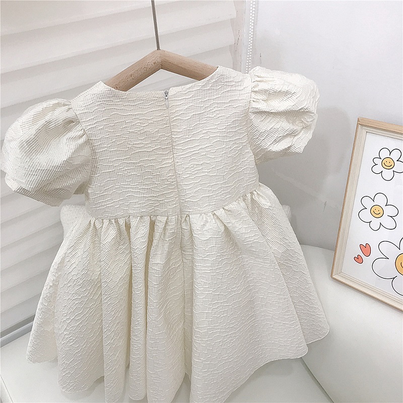 Vestido abullonado en relieve blanco