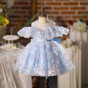 Vestido con hombros descubiertos y flores azules